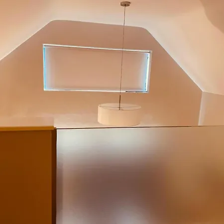 Teach Maire, Dom wakacyjny Downings