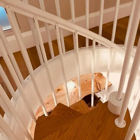 Teach Maire, Downings