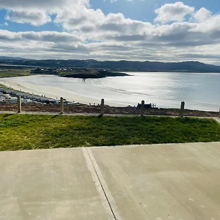 Teach Maire, Dom wakacyjny Downings