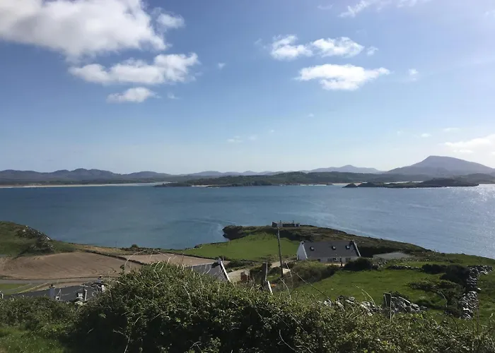 Teach Maire, Prázdninový dům Downings