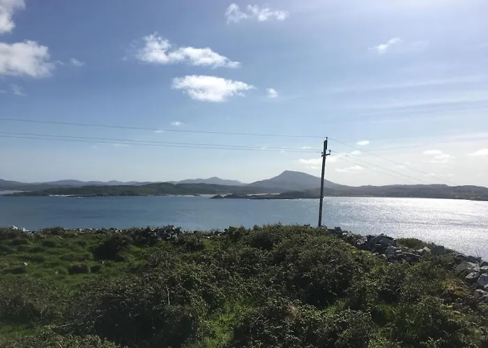 Teach Maire, Prázdninový dům Downings