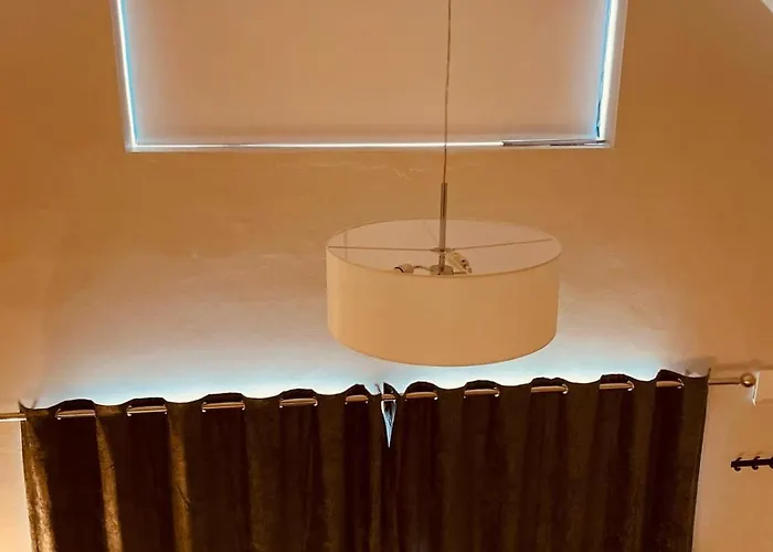 Teach Máire, * Downings