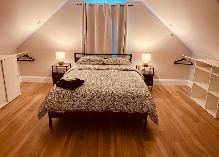 Teach Maire, Prázdninový dům Downings