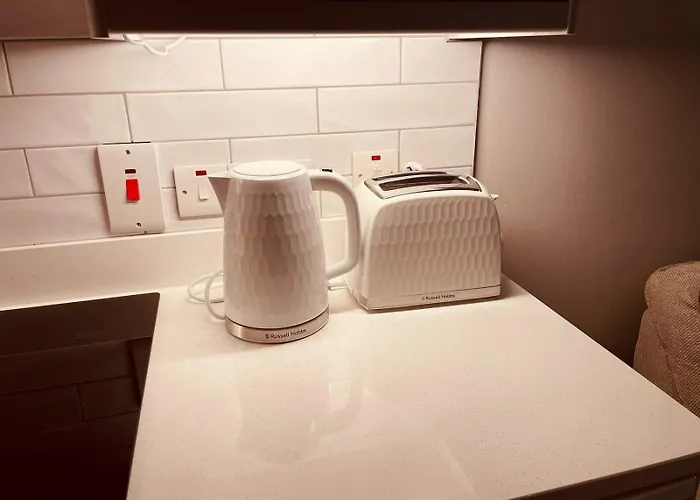 Teach Maire, Prázdninový dům Downings