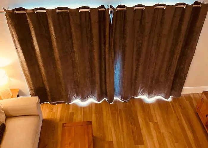 Teach Maire, Prázdninový dům Downings