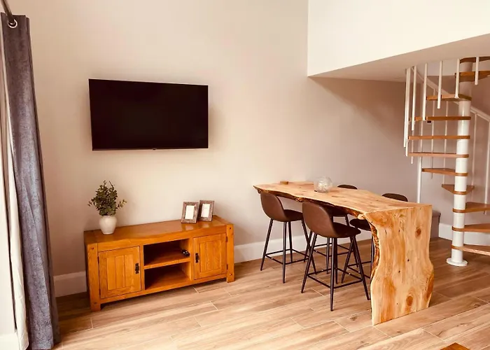 Teach Maire, Prázdninový dům Downings