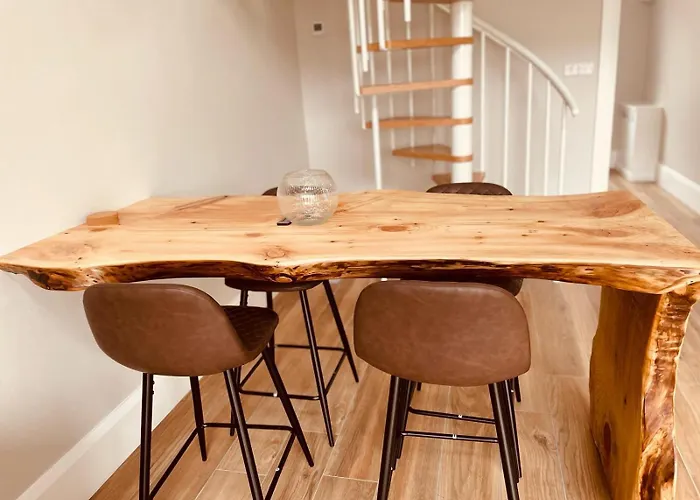 Teach Maire, * Downings