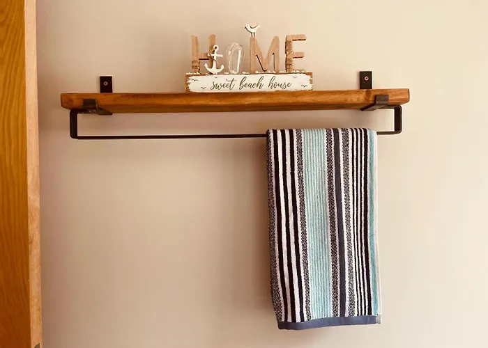 Teach Maire, Prázdninový dům Downings