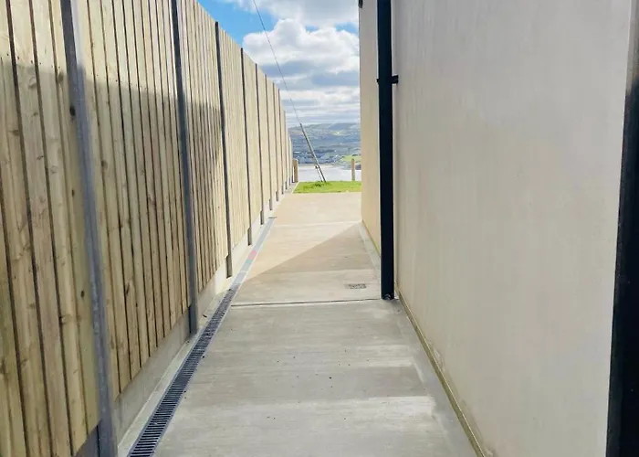 Teach Maire, Prázdninový dům Downings