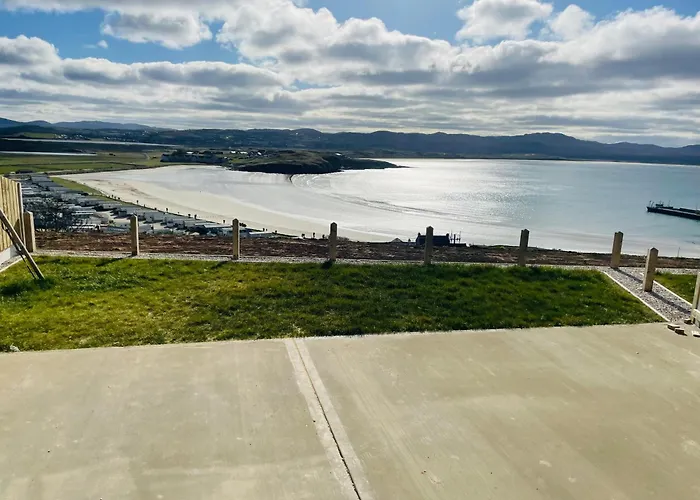 Teach Maire, Prázdninový dům Downings