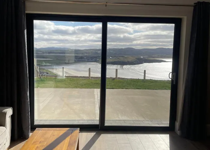 Teach Maire, Prázdninový dům Downings