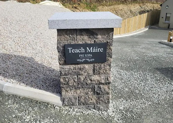 Teach Maire, Downings